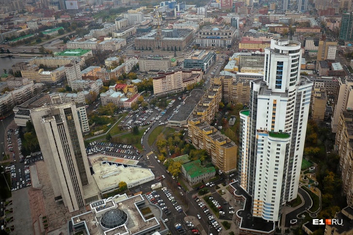 По данным аналитиков, средняя зарплата в Екатеринбурге в первом полугодии 2021 года составила 53,4 тысячи По данным аналитиков, средняя зарплата в Екатеринбурге в первом полугодии 2021 года составила 53,4 тысячи