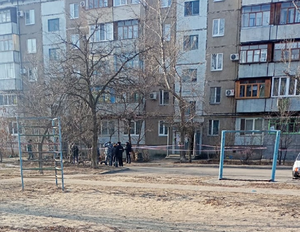 Многоэтажка оцеплена Многоэтажка оцеплена