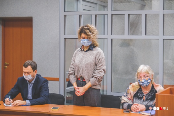 Заседание прошло в суде Ленинского района. На фото: адвокат бывшего главврача, обвиняемая Марина Другова, адвокат Татьяны Романовской Заседание прошло в суде Ленинского района. На фото: адвокат бывшего главврача, обвиняемая Марина Другова, адвокат Татьяны Романовской