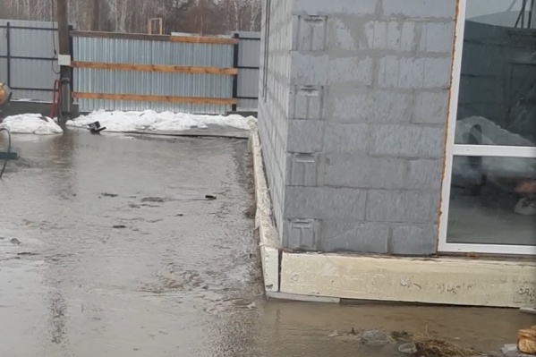 Вода течет через участки к реке Вода течет через участки к реке