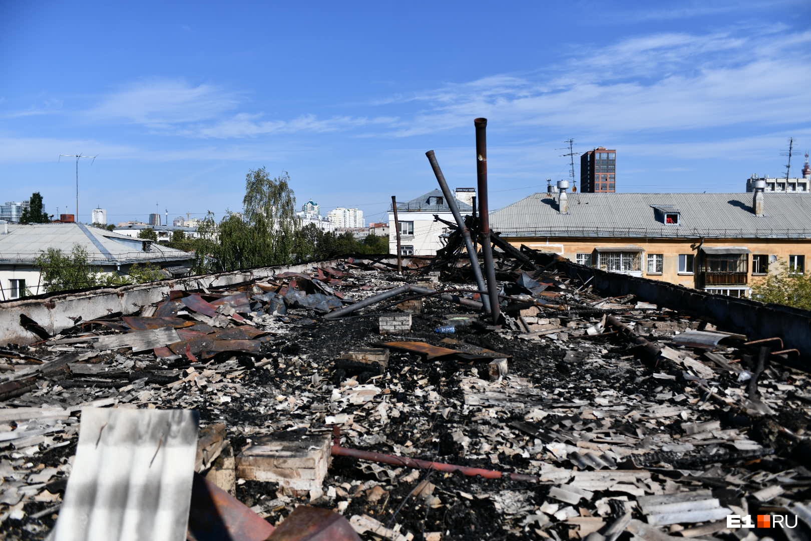 Крыша превратилась в пепелище: летаем над домом на улице Мичурина, где ночью полыхал пожар