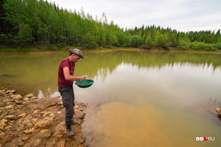 На дворе 21-й век, но золото по-прежнему моют старым дедовским способом — при помощи старательского лотка