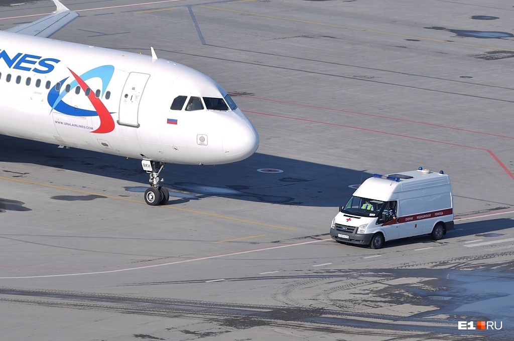 Самолет из Екатеринбурга в Крым экстренно сел в Краснодаре из-за пассажирки, которой стало плохо
