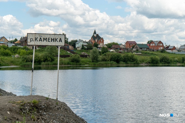 В некоторых местах Каменка растеклась в ширину на несколько десятков метров В некоторых местах Каменка растеклась в ширину на несколько десятков метров