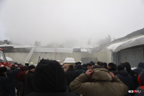 Пожарным в тот день пришлось не столько тушить огонь, сколько оперативно разбирать завалы, потому что был шанс, что женщина внутри смогла уцелеть Пожарным в тот день пришлось не столько тушить огонь, сколько оперативно разбирать завалы, потому что был шанс, что женщина внутри смогла уцелеть