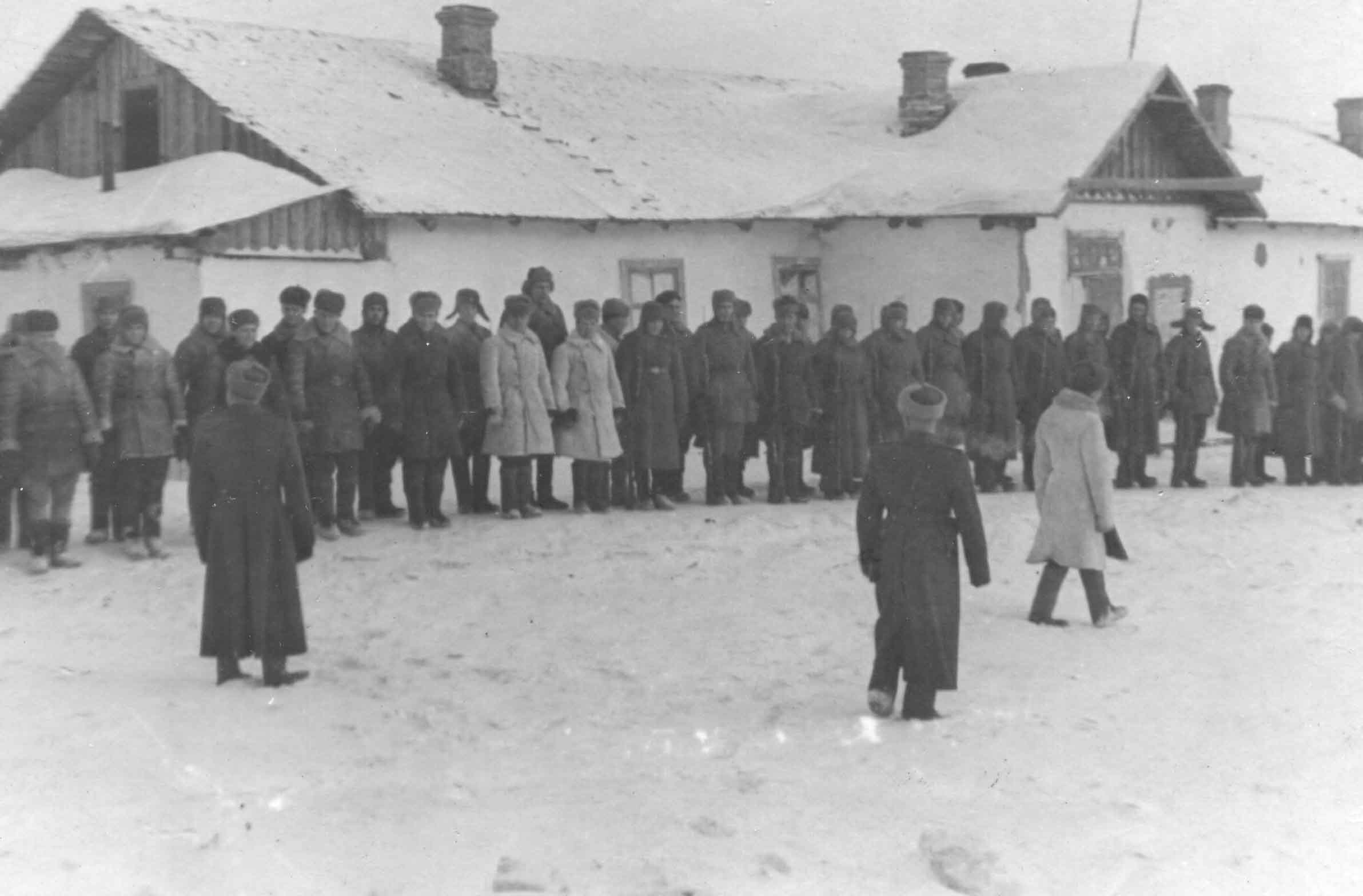 В одном лагере жили от 500 до 1500 заключенных и 250 человек охраны. На фото — именно охранники В одном лагере жили от 500 до 1500 заключенных и 250 человек охраны. На фото — именно охранники