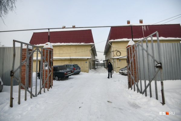 По решению суда в Екатеринбурге уже снесли два многоквартирника Владимира Воробьева, еще два дома демонтировал девелопер по проекту комплексной планировки территории По решению суда в Екатеринбурге уже снесли два многоквартирника Владимира Воробьева, еще два дома демонтировал девелопер по проекту комплексной планировки территории 