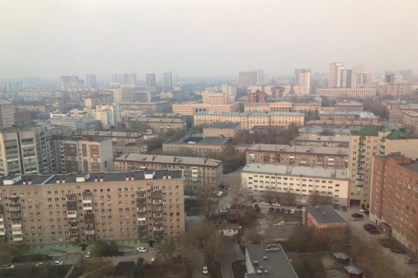 Новосибирск снова заволокла дымка. Это фото сделано в районе Нарымского сквера Новосибирск снова заволокла дымка. Это фото сделано в районе Нарымского сквера