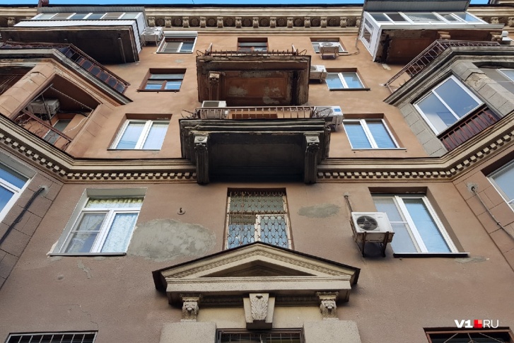 Кусок штукатурки сорвался с балконной плиты дома Кусок штукатурки сорвался с балконной плиты дома