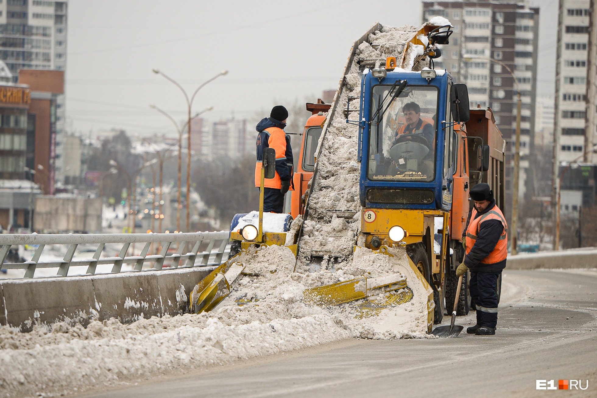 В ночь с понедельника на вторник в Екатеринбурге будут эвакуировать машины, чтобы убрать снег