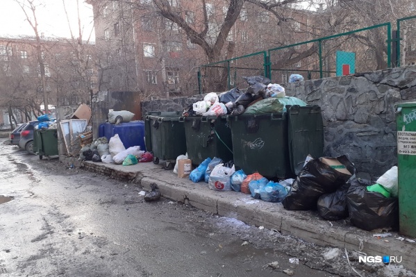 В центре, утверждают в компании, часто заблокирован проезд к мусорным контейнерам В центре, утверждают в компании, часто заблокирован проезд к мусорным контейнерам