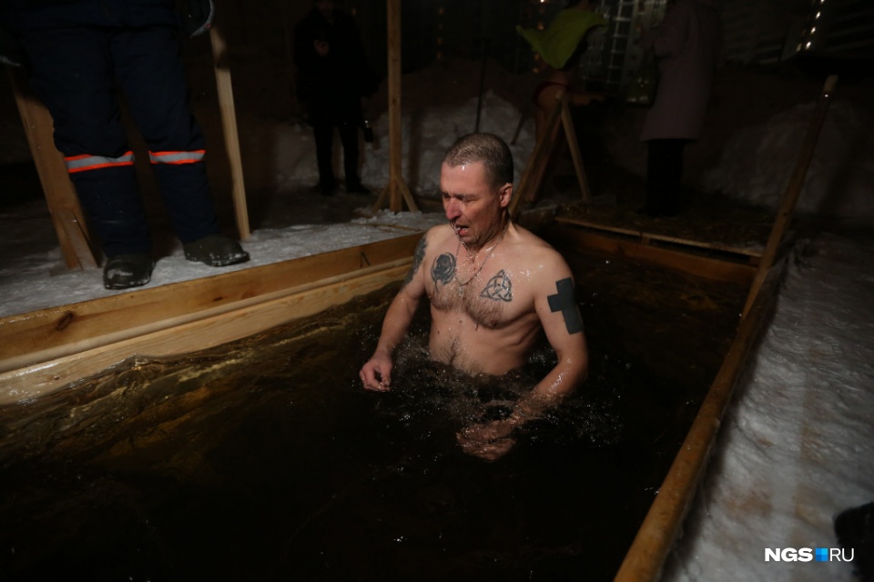 В ледяную воду окунались как хрупкие девушки, так и сильные мужчины В ледяную воду окунались как хрупкие девушки, так и сильные мужчины
