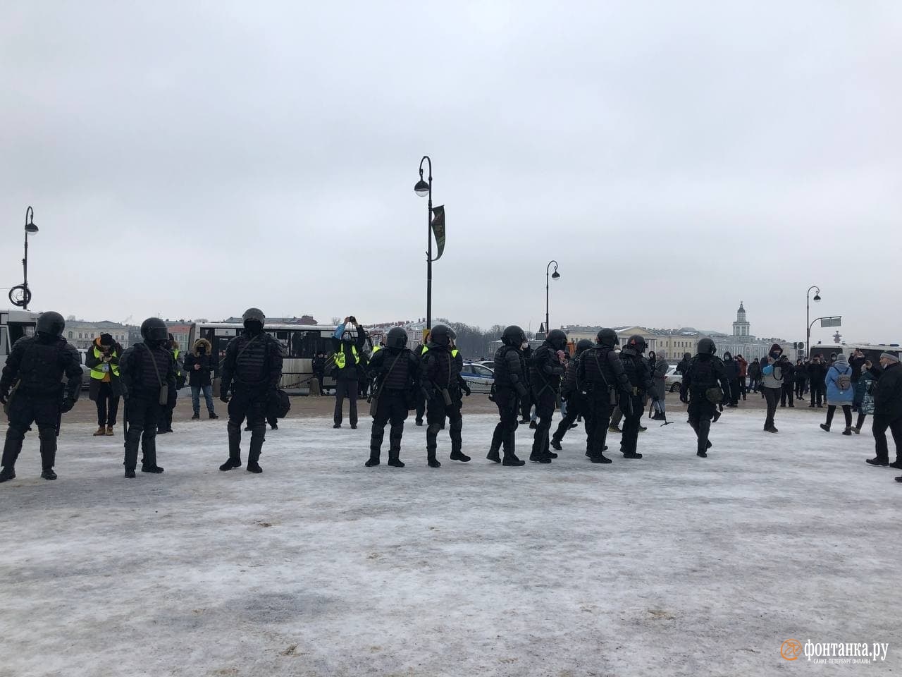 Людям не дают пройти к месту проведения акции Людям не дают пройти к месту проведения акции