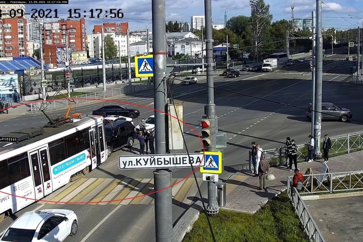 Авария случилась на перекрестке Куйбышева и Революции Авария случилась на перекрестке Куйбышева и Революции