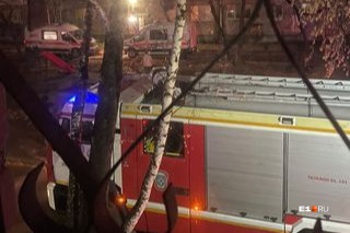 На месте дежурят пожарные На месте дежурят пожарные