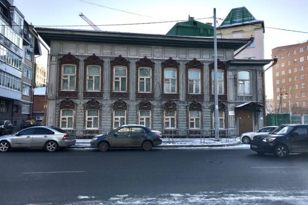 Этот дом выставляли на торги в конце января этого года. Начальная цена объекта составляла <nobr class="_">20 миллионов</nobr> <nobr class="_">42 тысячи</nobr> рублей Этот дом выставляли на торги в конце января этого года. Начальная цена объекта составляла <nobr class="_">20 миллионов</nobr> <nobr class="_">42 тысячи</nobr> рублей
