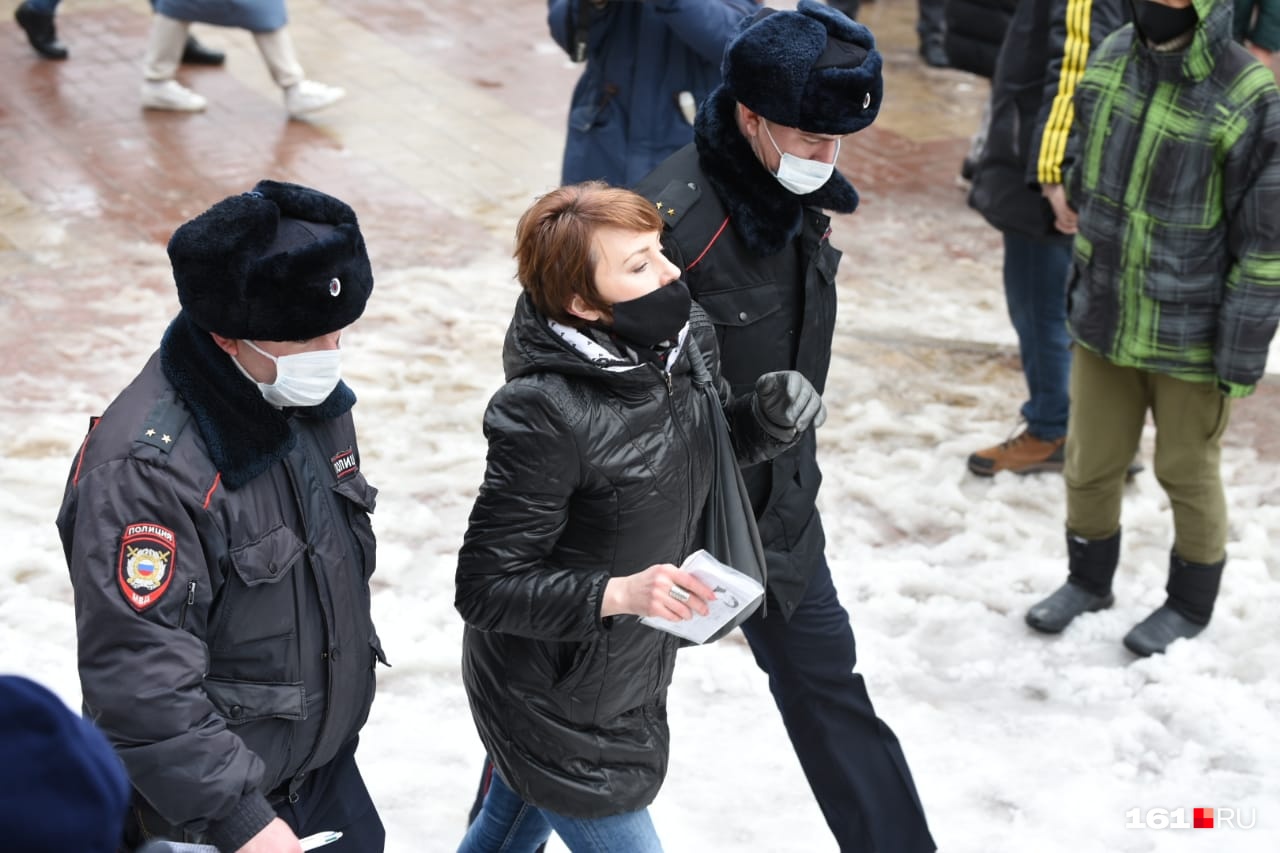 Женщин тоже задерживают Женщин тоже задерживают