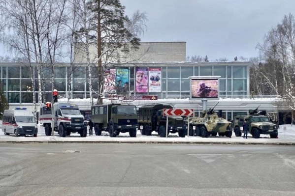 Перед зданием дома ученых выставлены четыре единицы военной техники и две спецмашины Росгвардии Перед зданием дома ученых выставлены четыре единицы военной техники и две спецмашины Росгвардии