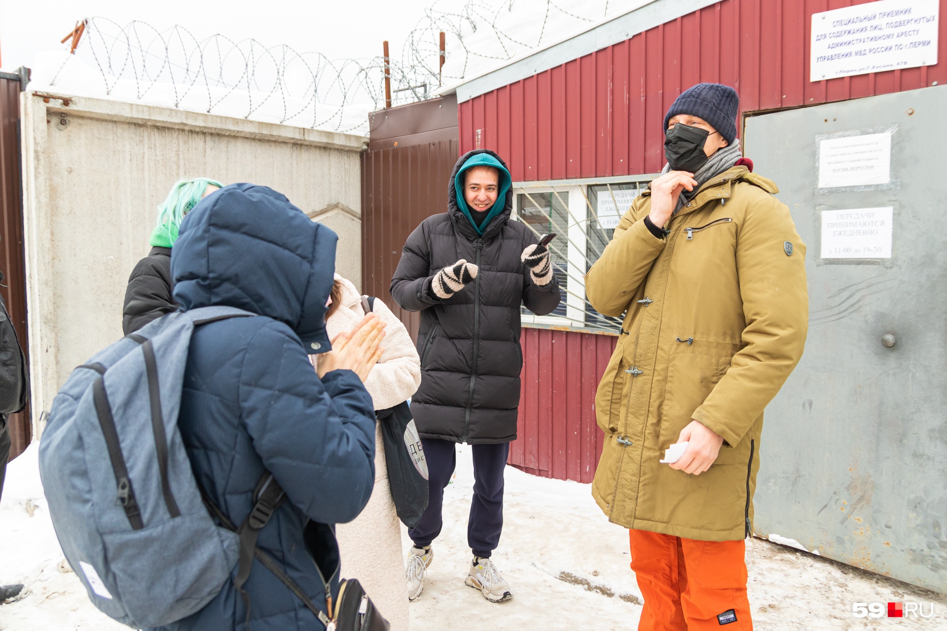 Также у спецприемника собрались еще несколько встречающих Также у спецприемника собрались еще несколько встречающих