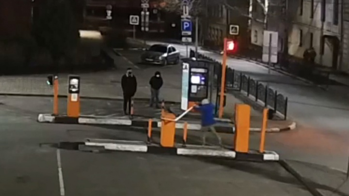 В Ярославле вандалы намотали шлагбаум платной парковки на столб