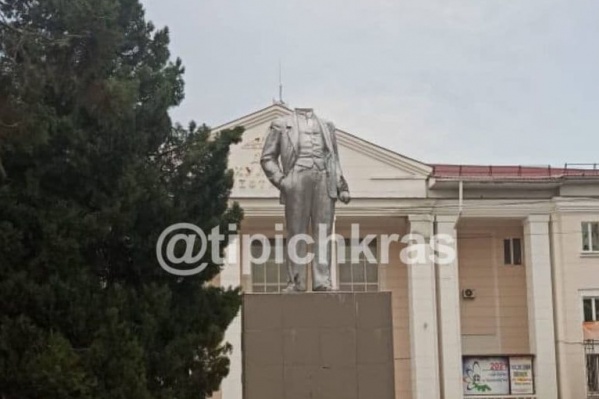 Под постаментом остались куски от «шеи» российского революционера Под постаментом остались куски от «шеи» российского революционера