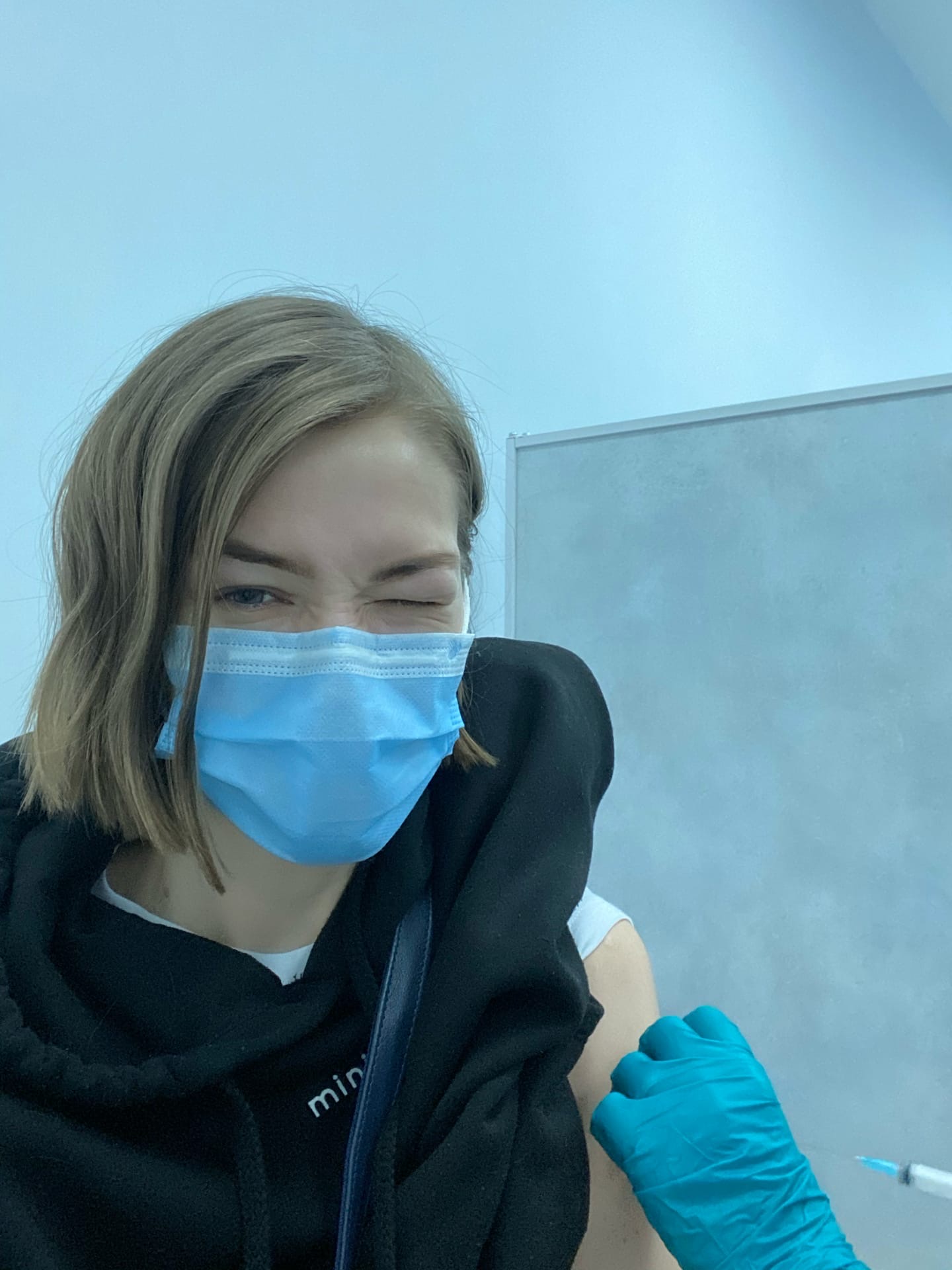Ксения пошла на прививку вслед за мужем из любопытства Ксения пошла на прививку вслед за мужем из любопытства