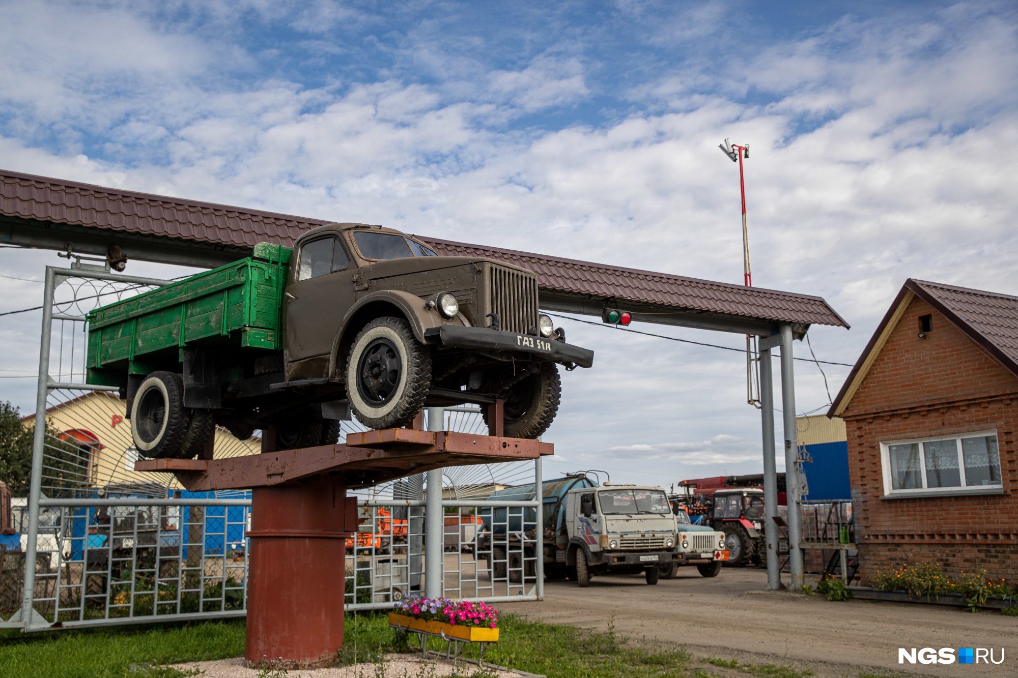 Памятник грузовику возле транспортного предприятия