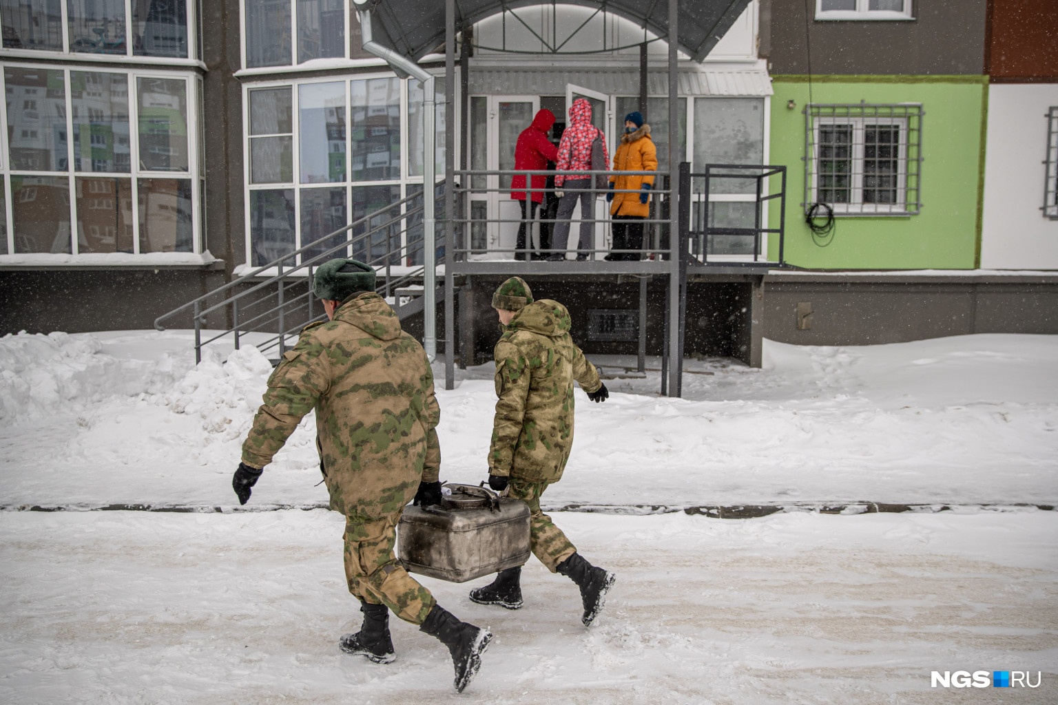Горячую еду подвезли люди в военной форме Горячую еду подвезли люди в военной форме 
