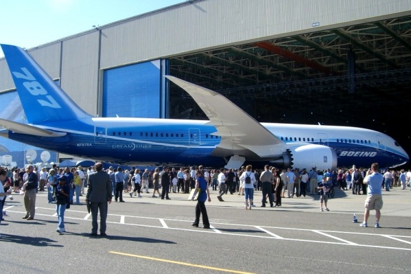 Boeing 787 Dreamliner — широкофюзеляжный двухдвигательный пассажирский самолет Boeing 787 Dreamliner — широкофюзеляжный двухдвигательный пассажирский самолет