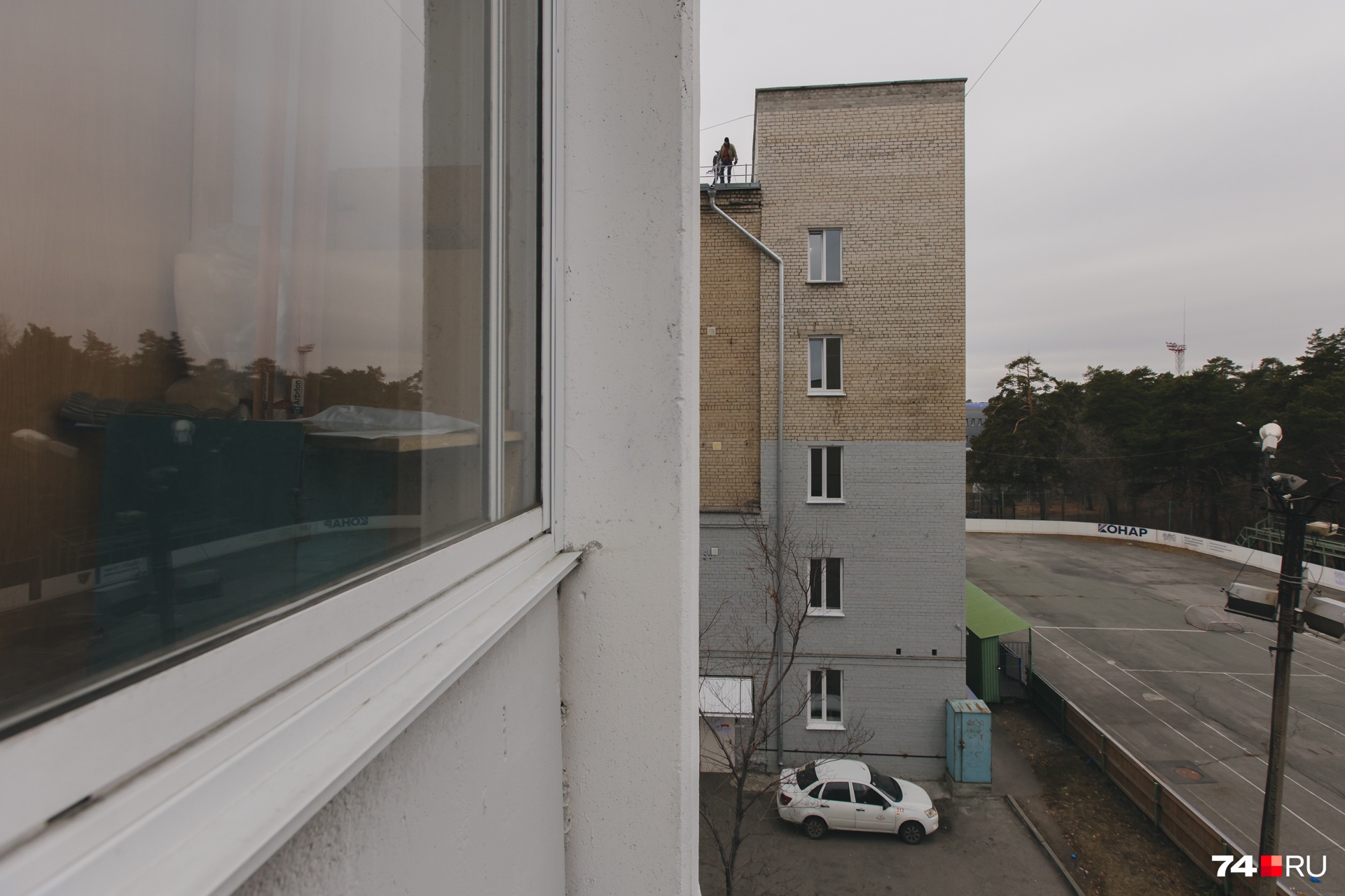 Окна квартиры пенсионера выходят на тот самый угол больницы, где стояла кислородная станция