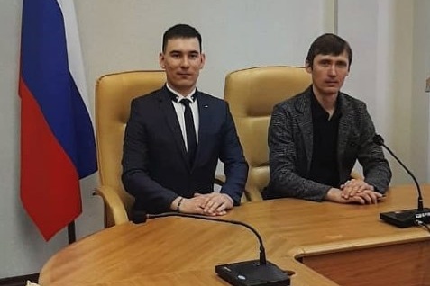 Медику (на фото — слева) вручили медаль и благодарственное письмо Медику (на фото — слева) вручили медаль и благодарственное письмо