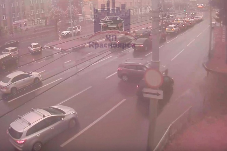 Со слов очевидцев, в аварии пострадал человек Со слов очевидцев, в аварии пострадал человек