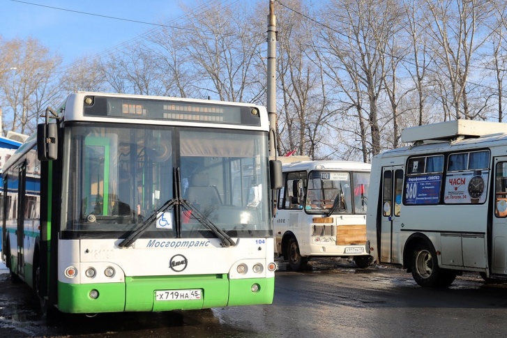 На новых улицах уже установили остановочные павильоны На новых улицах уже установили остановочные павильоны