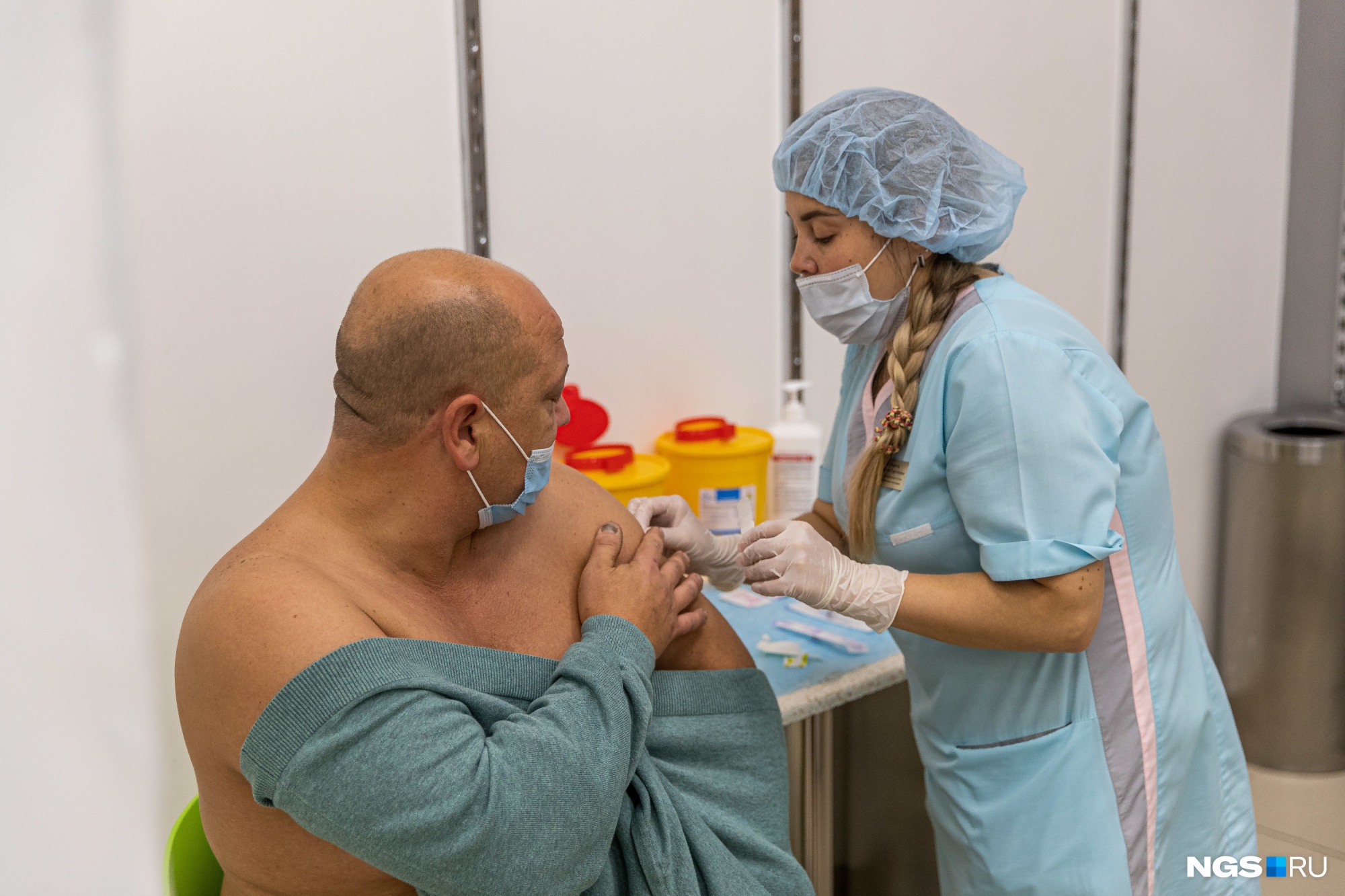 В России одобрены четыре вакцины от ковида. Чем они отличаются? Объясняем в одной картинке