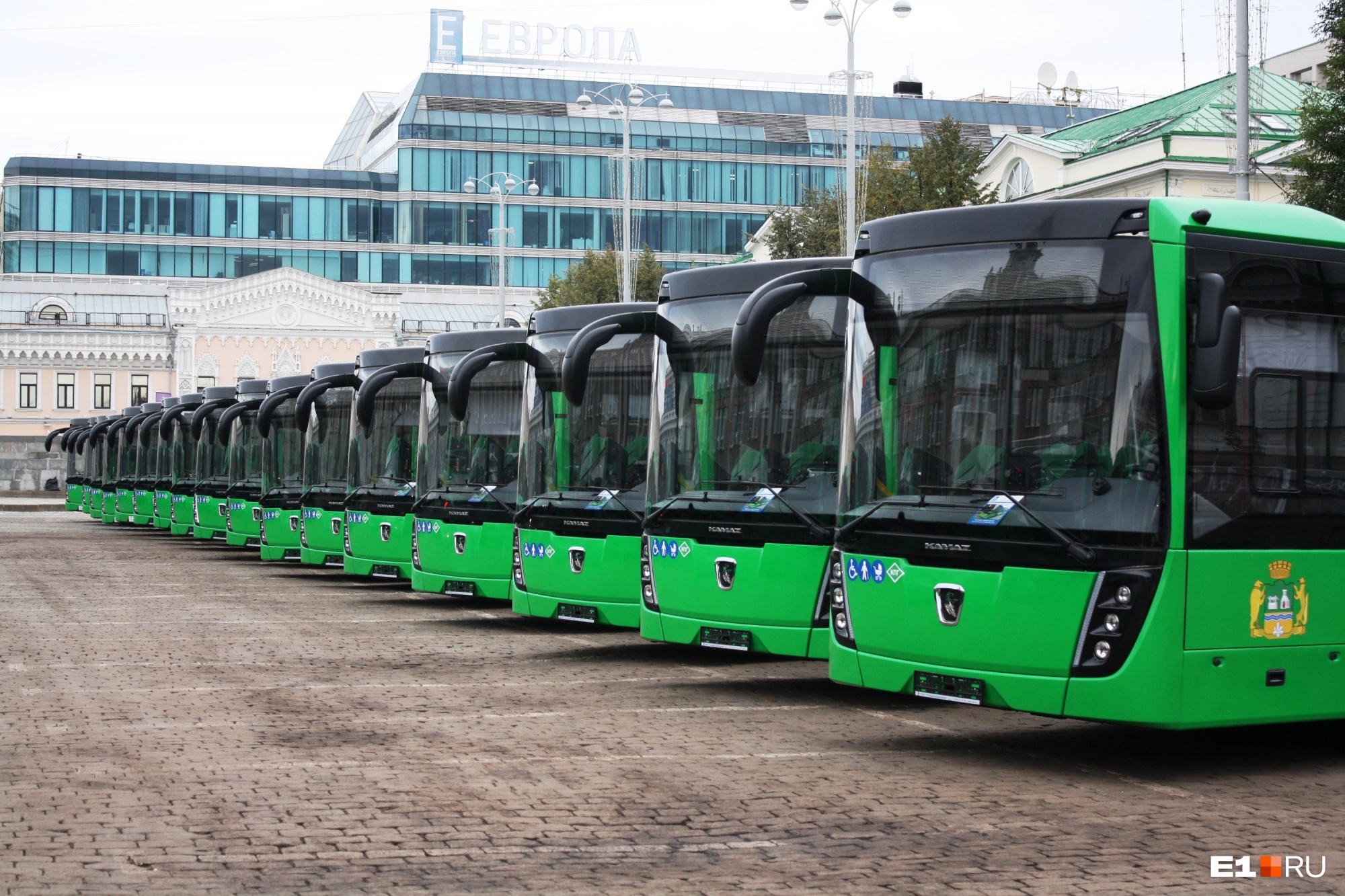 Екатеринбург получил еще 60 новых газовых автобусов с кондиционерами и бескондукторными валидаторами