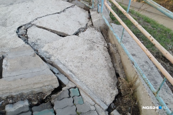 Тротуар начал разрушаться из-за дождей Тротуар начал разрушаться из-за дождей