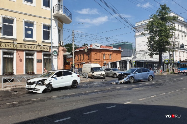 Машины разбились на перекрестке двух улиц Машины разбились на перекрестке двух улиц