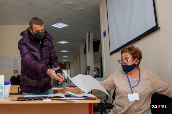 Избирательные участки закрываются в 20:00 по местному времени Избирательные участки закрываются в 20:00 по местному времени