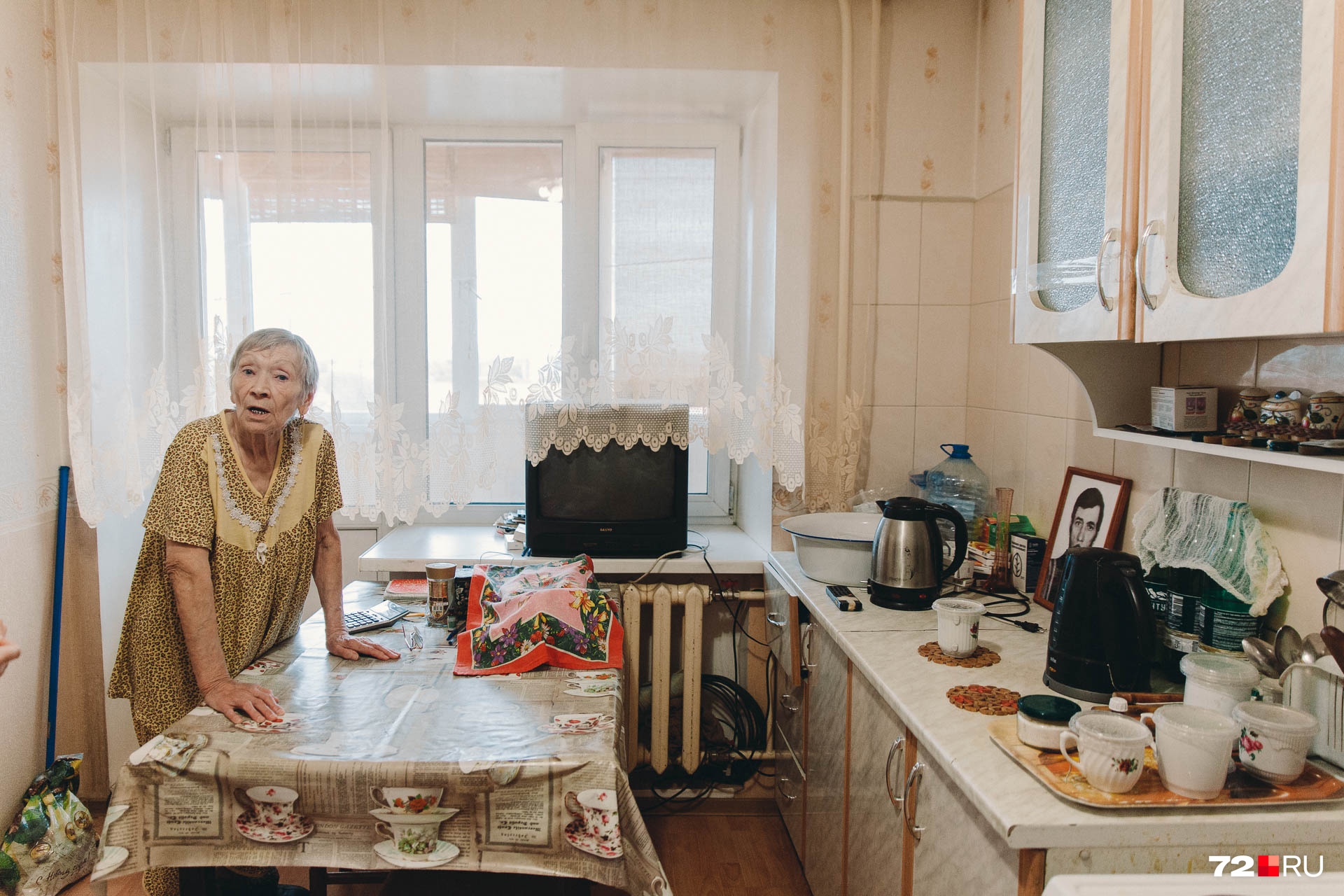 На кухонном гарнитуре стоит портрет супруга пенсионерки. Вместе они прожили больше тридцати лет
