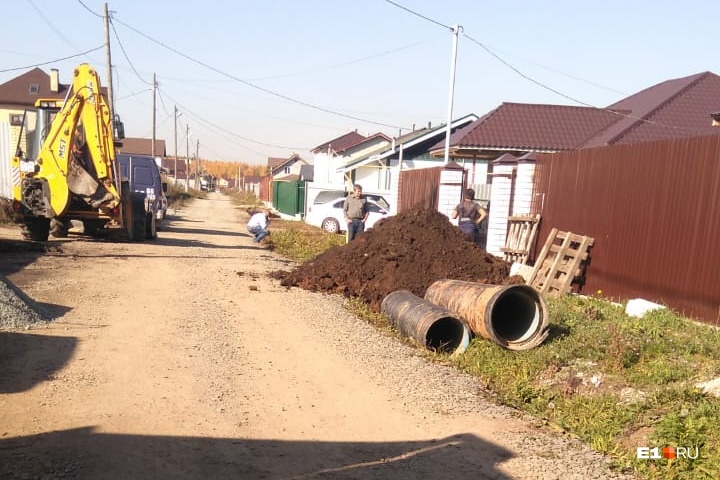 Техника ДЭУ работала у дома начальника предприятия в Сысертском районе Техника ДЭУ работала у дома начальника предприятия в Сысертском районе