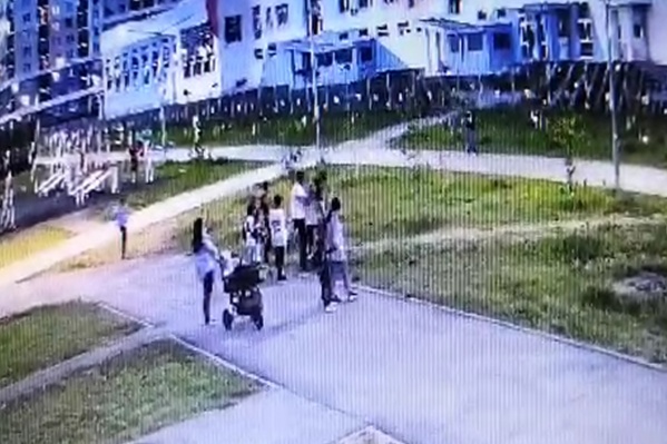 Мужчина поднял ребенка над головой Мужчина поднял ребенка над головой