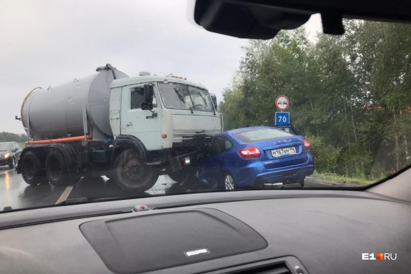 Сильнейший удар пришелся как раз по водительскому сиденью Lada Granta Сильнейший удар пришелся как раз по водительскому сиденью Lada Granta