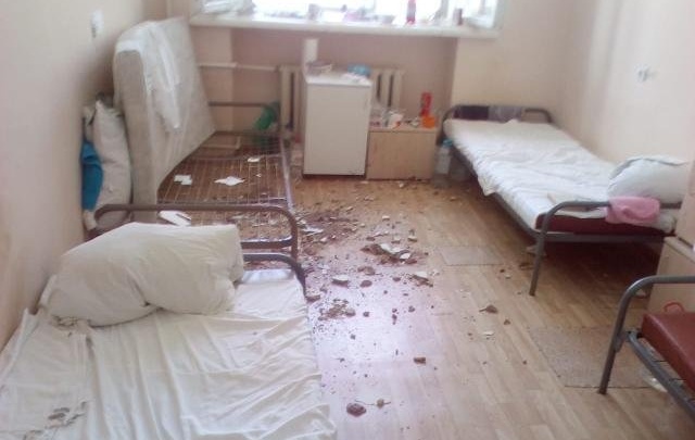 «Капремонта не было 30 лет»: потолок осыпался на кровати больных ковидом в Ростовской области