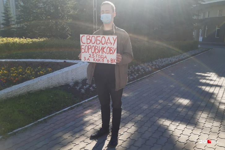 Вскоре после начала пикета Андрея Кичева задержали Вскоре после начала пикета Андрея Кичева задержали