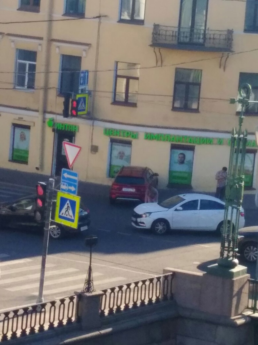 Петербургская автомобилистка проскочила на красный и въехала прямо в памятник архитектуры