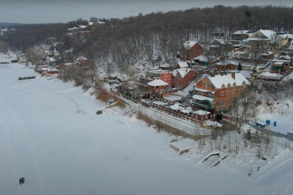 Рядом с водой возвели шикарные особняки Рядом с водой возвели шикарные особняки