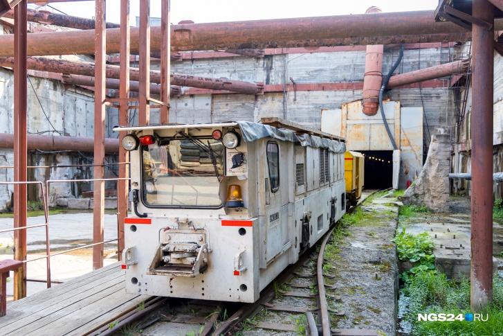 В начале двухтысячных на месте этого «мини-поезда» стояла громада комплекса «LOVAT». Она, способная проходить по 250 метров тоннелей каждый месяц, «вгрызается» в грунт. 