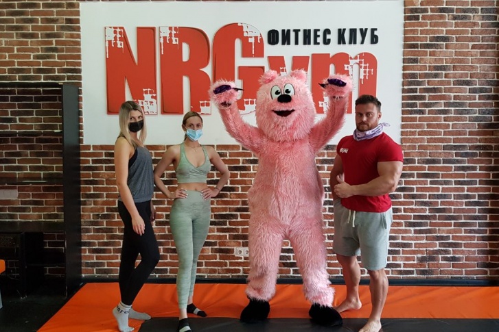 Курсы ведет фитнес-тренер и актер в костюме розового медведя