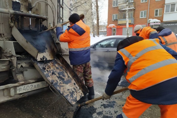 Ямы залатают на улице Революционной, чтобы выбоины не мешали дорожному движению Ямы залатают на улице Революционной, чтобы выбоины не мешали дорожному движению