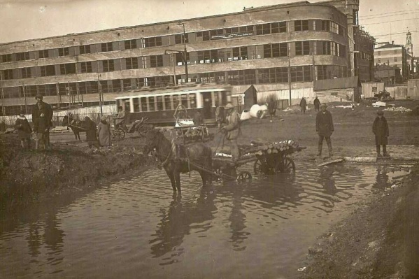 Так выглядел перекресток проспекта Ленина и улицы Тургенева в 1930 году Так выглядел перекресток проспекта Ленина и улицы Тургенева в 1930 году